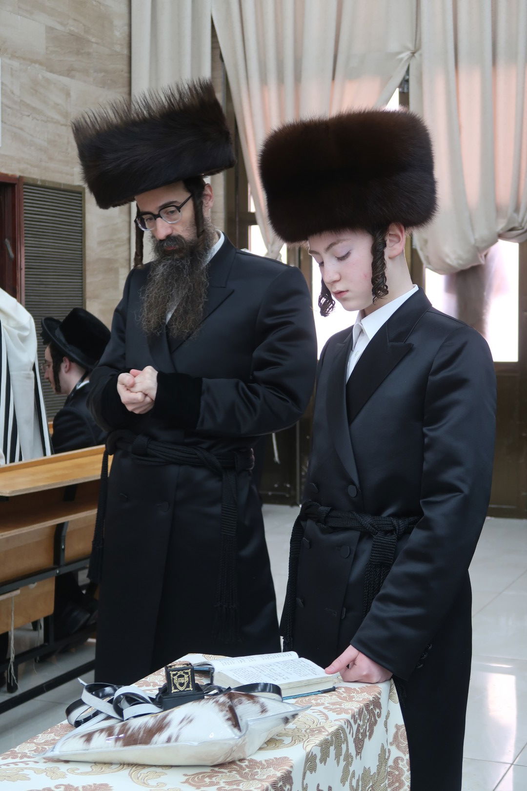 האדמו"ר מסערט ויז'ניץ בהנחת תפילין לנכדו