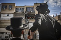 סקרנים בזירת הנפילה, בני ברק.