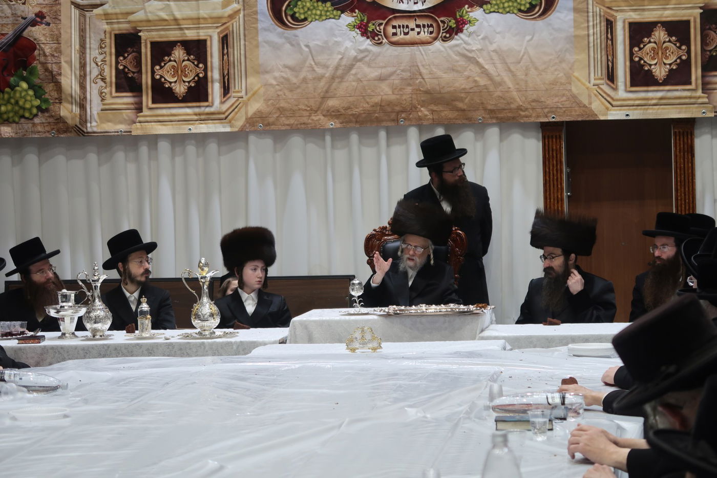 האדמו"ר מסערט ויז'ניץ בטיש לחיים לאחר התפילה