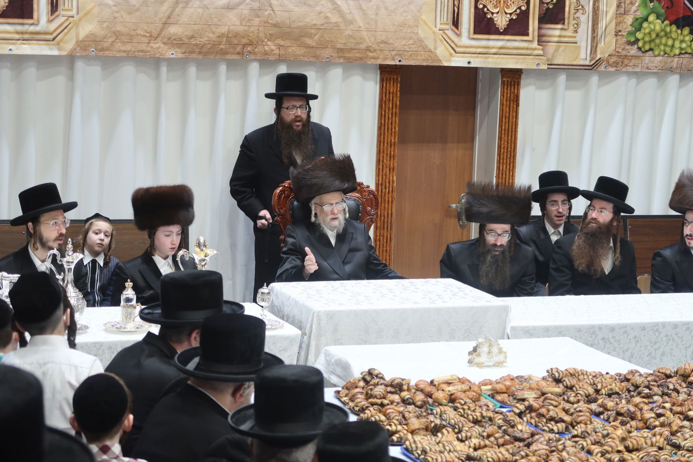 האדמו"ר מסערט ויז'ניץ בטיש לחיים לאחר התפילה