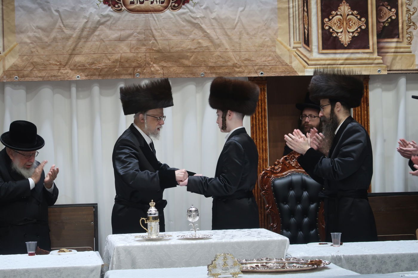 האדמו"ר מסערט ויז'ניץ בטיש לחיים לאחר התפילה