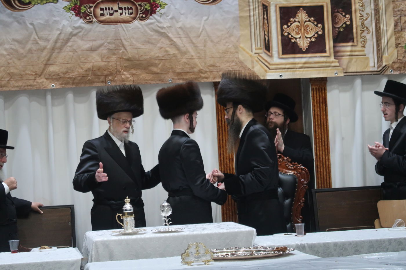 האדמו"ר מסערט ויז'ניץ בטיש לחיים לאחר התפילה