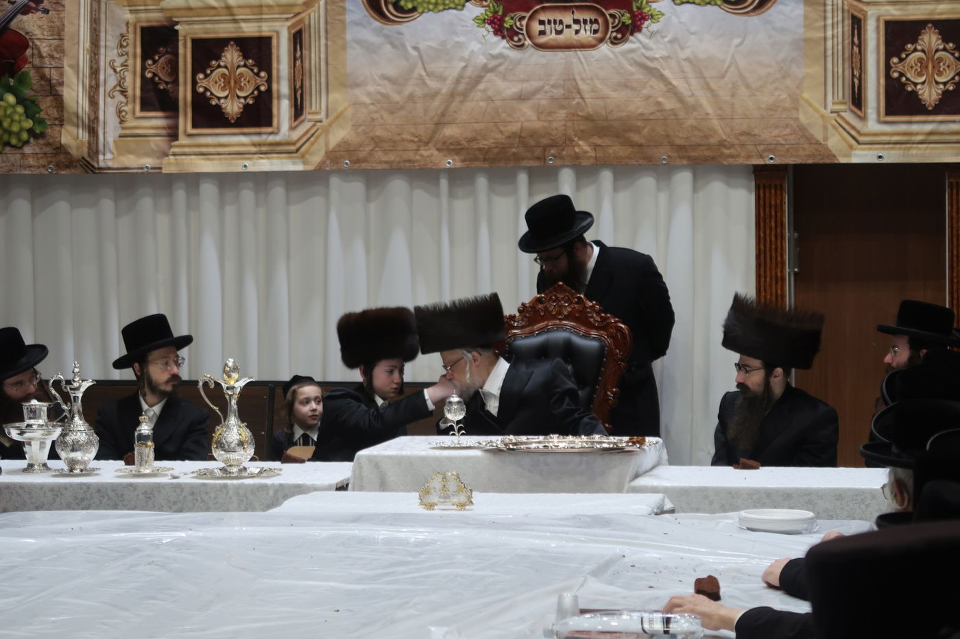 האדמו"ר מסערט ויז'ניץ בטיש לחיים לאחר התפילה