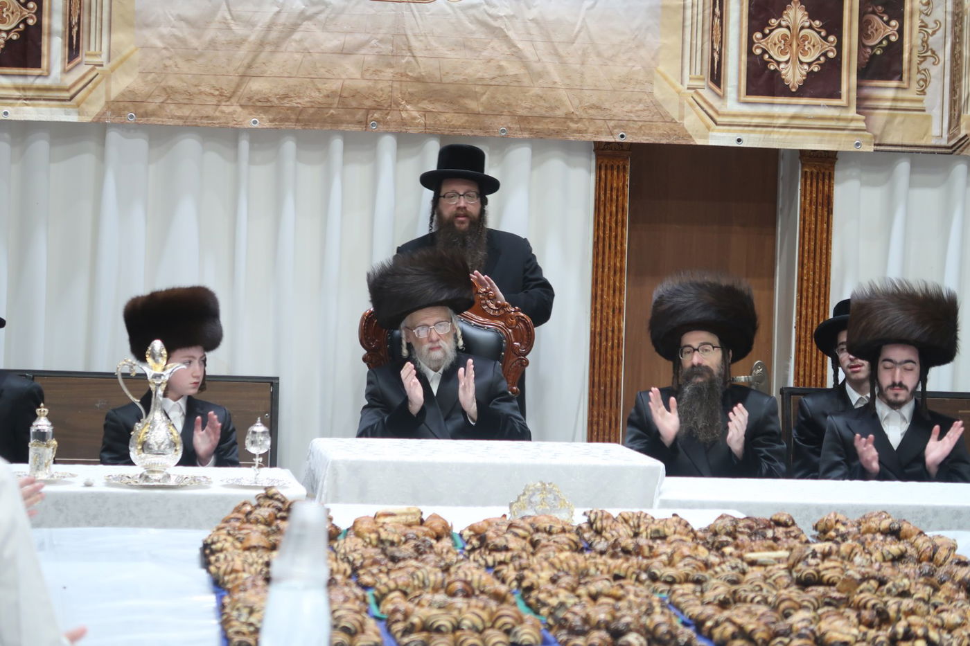 האדמו"ר מסערט ויז'ניץ בטיש לחיים לאחר התפילה