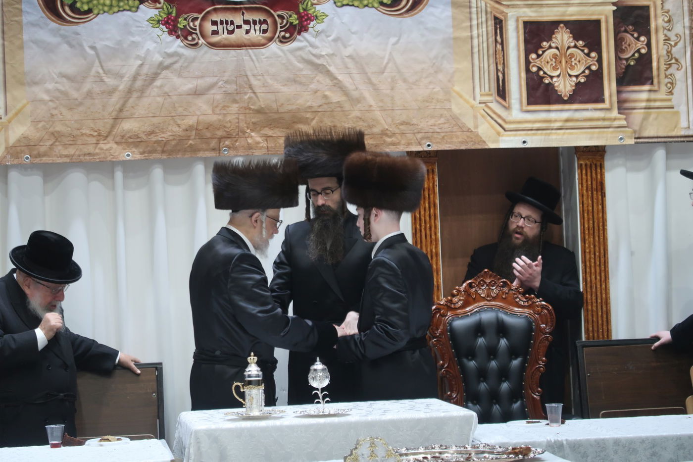 האדמו"ר מסערט ויז'ניץ בטיש לחיים לאחר התפילה