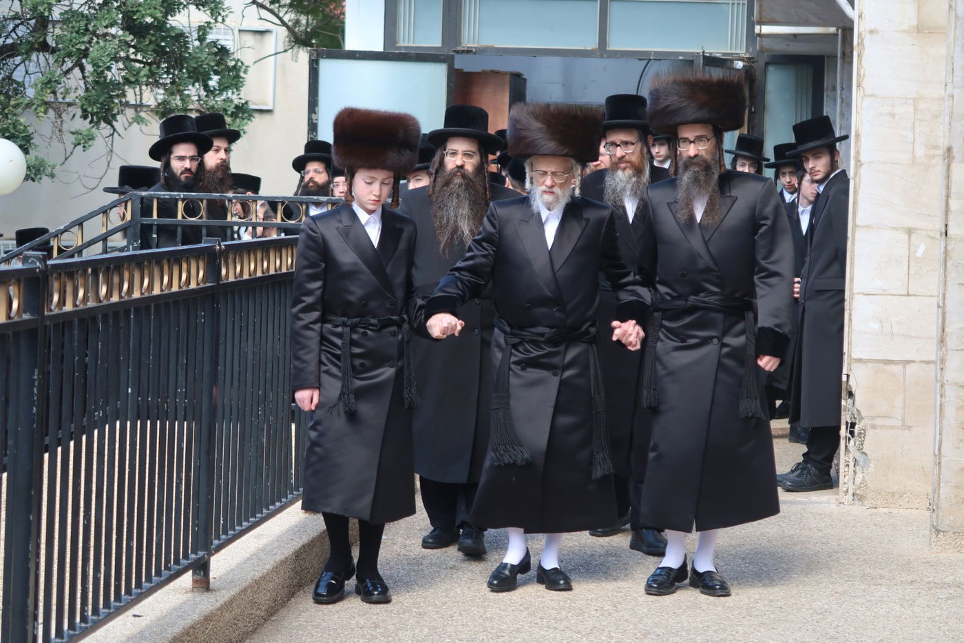 האדמו"ר מסערט ויז'ניץ בדרכו למעונו לאחר התפילה