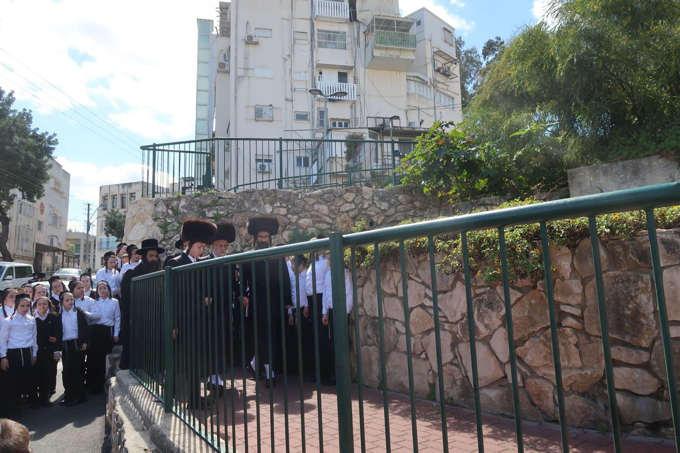 האדמו"ר מסערט ויז'ניץ בדרכו למעונו לאחר התפילה