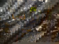 לוחמי האש פועלים בבית הכנסת הבוער