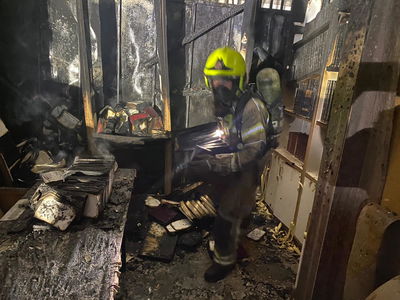 לוחמי האש פועלים בבית הכנסת הבוער