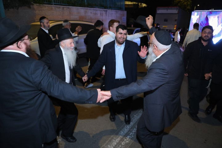 כזה עוד לא ראיתם: הכנסת ספר תורה לא שגרתי לעיר החרדית