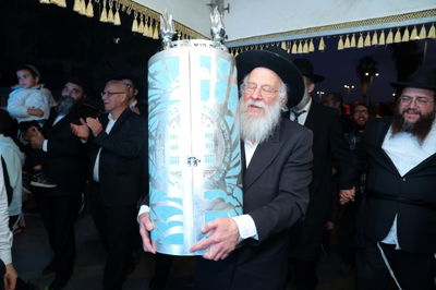 כזה עוד לא ראיתם: הכנסת ספר תורה לא שגרתי לעיר החרדית