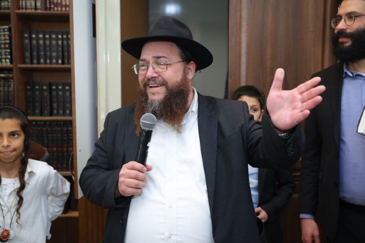 כזה עוד לא ראיתם: הכנסת ספר תורה לא שגרתי לעיר החרדית