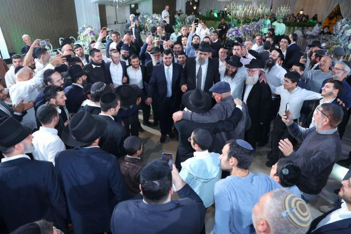 כזה עוד לא ראיתם: הכנסת ספר תורה לא שגרתי לעיר החרדית