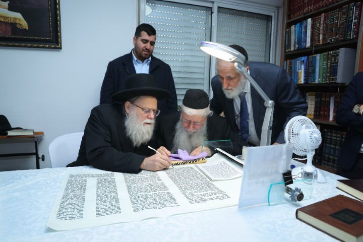 כזה עוד לא ראיתם: הכנסת ספר תורה לא שגרתי לעיר החרדית