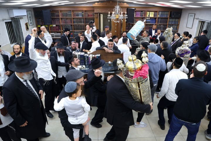 כזה עוד לא ראיתם: הכנסת ספר תורה לא שגרתי לעיר החרדית