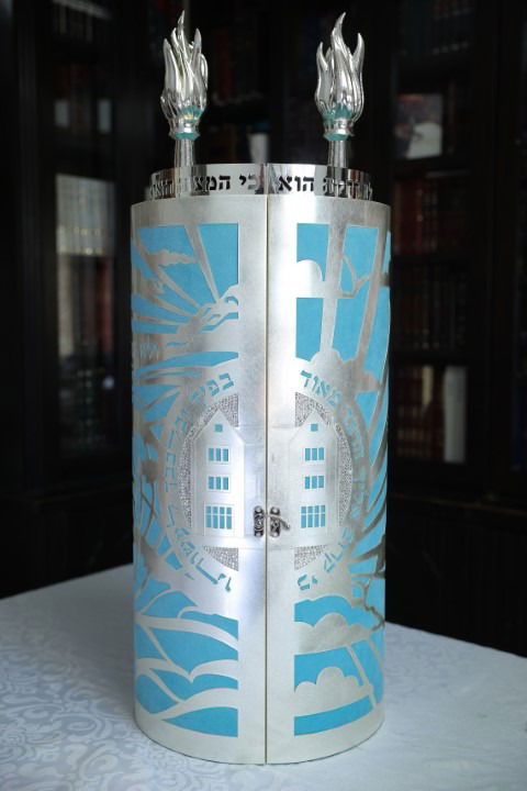 כזה עוד לא ראיתם: הכנסת ספר תורה לא שגרתי לעיר החרדית