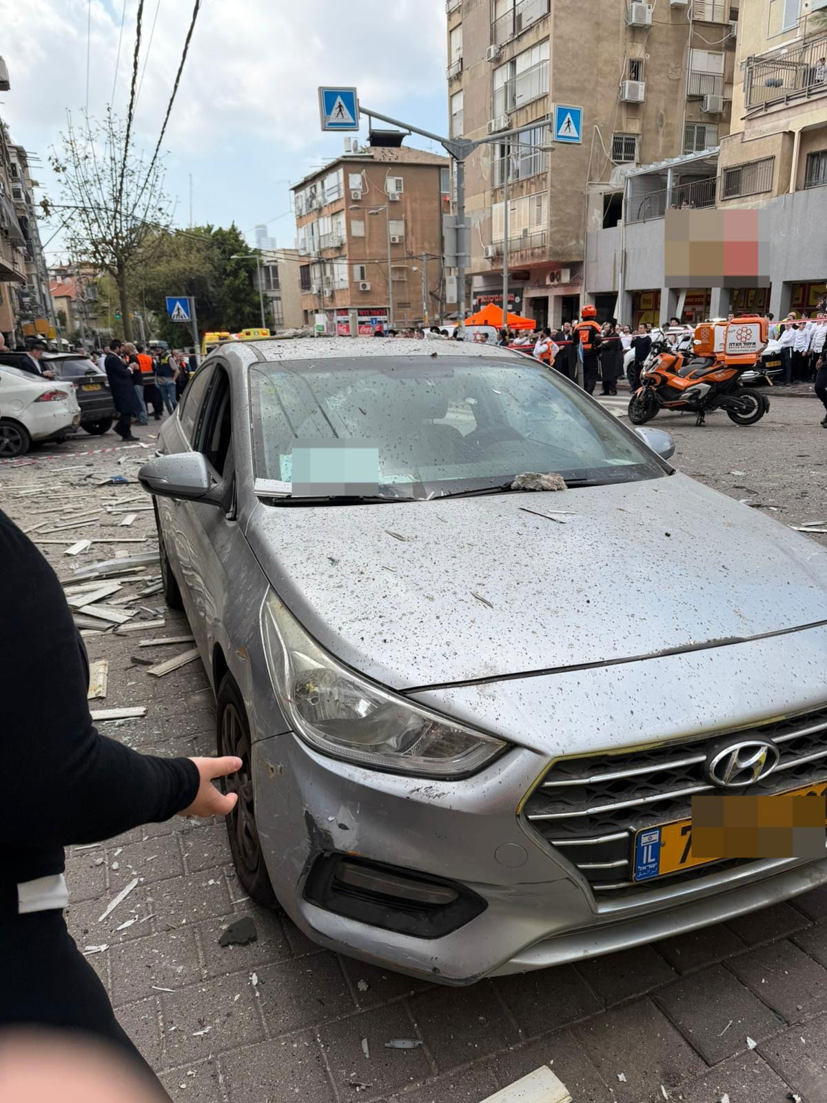 בלב בני ברק: פגיעה בקומה עליונה בבניין מגורים, בן 60 נפצע מרסיסים