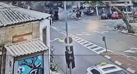 תיעוד דרמטי: רגע הנפילה באמצע הרחוב בתל אביב, שלושה נפצעו