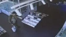 נכנס לחנות וגונב