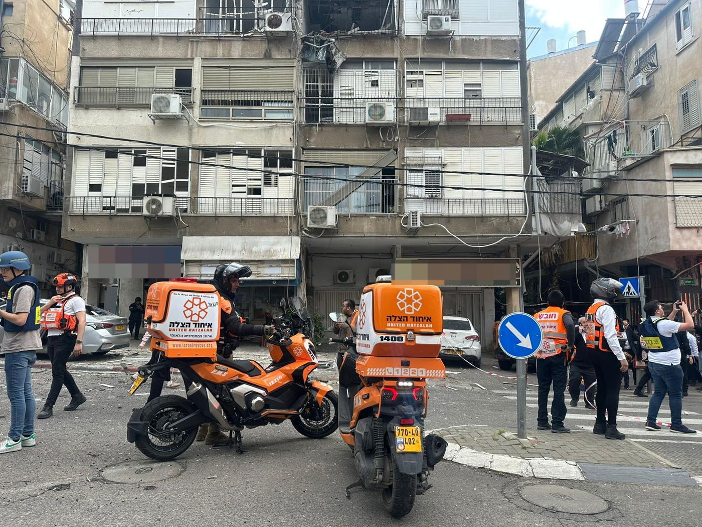 בלב בני ברק: פגיעה בקומה עליונה בבניין מגורים, בן 60 נפצע מרסיסים