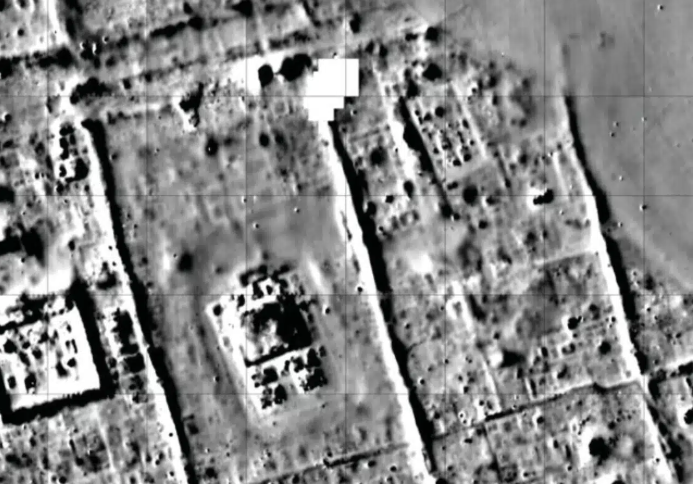 תמונה של רובע עירוני עם בנייני מגורים ומתחמי מקדשים, שהתקבלה באמצעות מגנטומטר צסיום