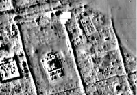 תמונה של רובע עירוני עם בנייני מגורים ומתחמי מקדשים, שהתקבלה באמצעות מגנטומטר צסיום