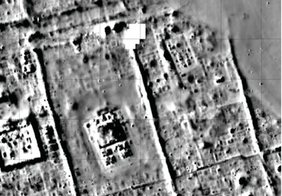 תמונה של רובע עירוני עם בנייני מגורים ומתחמי מקדשים, שהתקבלה באמצעות מגנטומטר צסיום