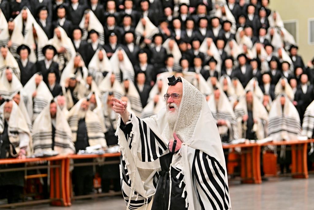 האדמו"ר מויזניץ בהנחת תפילין לנכדו