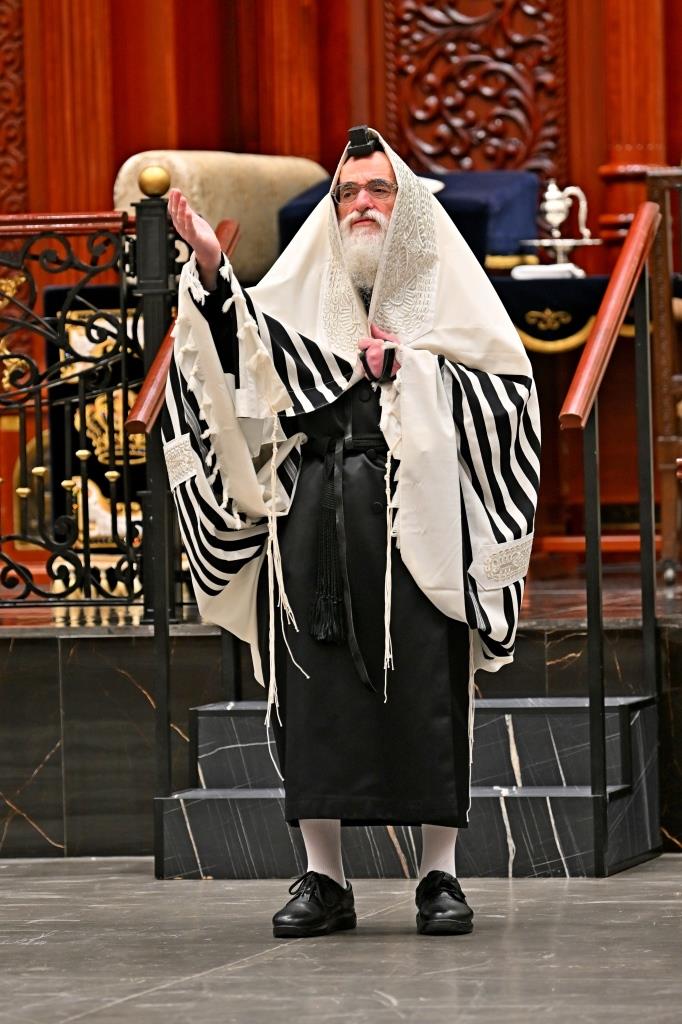 האדמו"ר מויזניץ בהנחת תפילין לנכדו