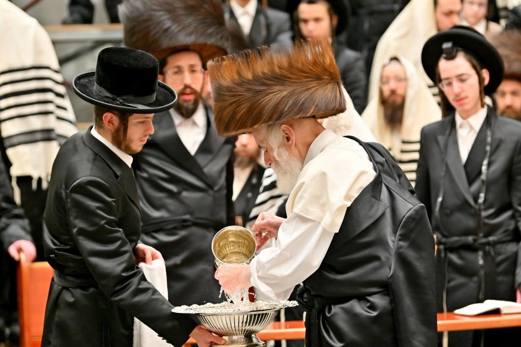 האדמו"ר מויזניץ בהנחת תפילין לנכדו