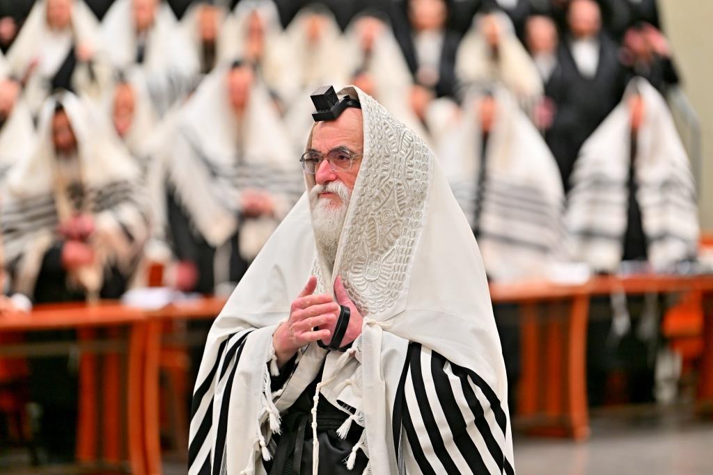 האדמו"ר מויזניץ בהנחת תפילין לנכדו