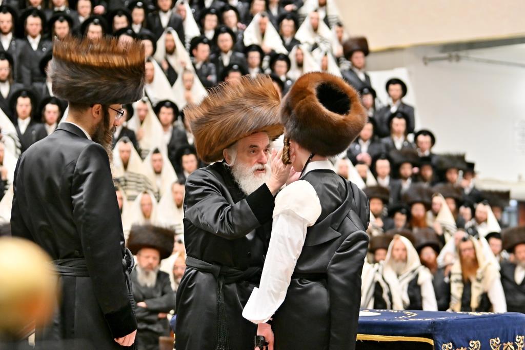 האדמו"ר מויזניץ בהנחת תפילין לנכדו