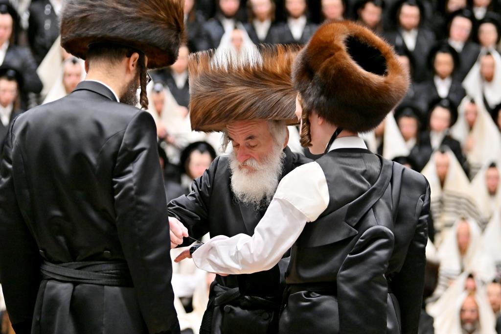 האדמו"ר מויזניץ בהנחת תפילין לנכדו