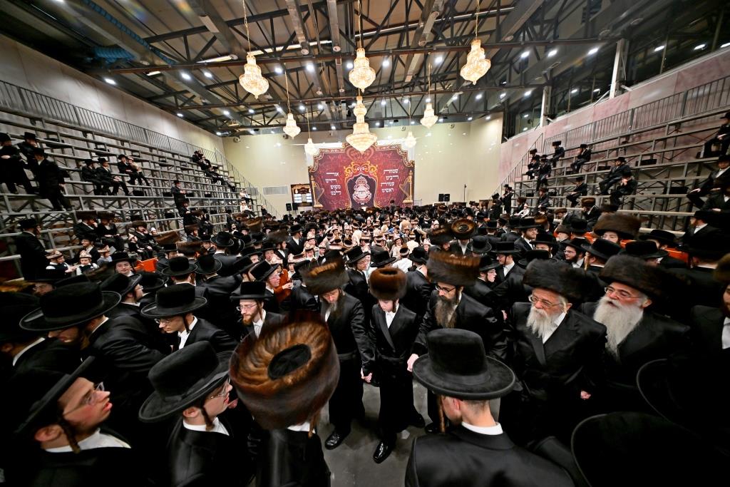 האדמו"ר מויזניץ בהנחת תפילין לנכדו