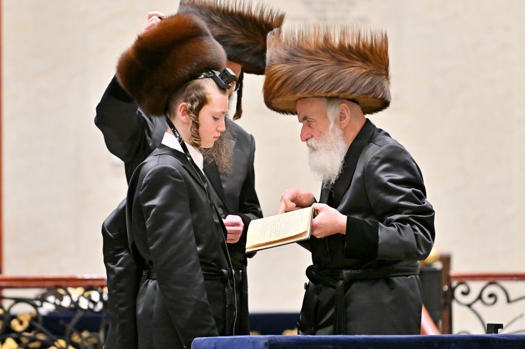 האדמו"ר מויזניץ בהנחת תפילין לנכדו