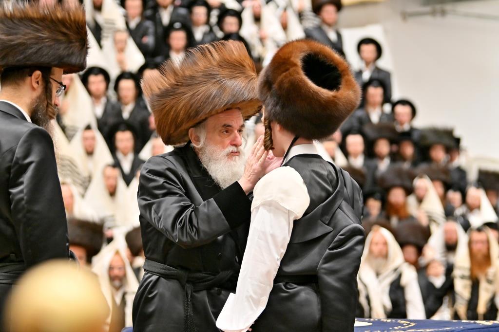 האדמו"ר מויזניץ בהנחת תפילין לנכדו