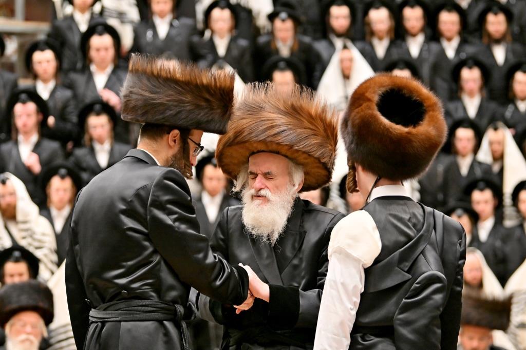 האדמו"ר מויזניץ בהנחת תפילין לנכדו