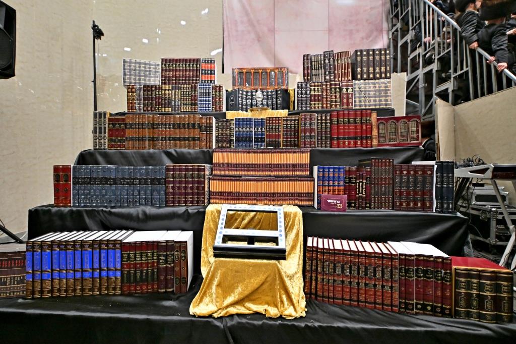 האדמו"ר מויזניץ בטיש לחיים לאחר התפילה