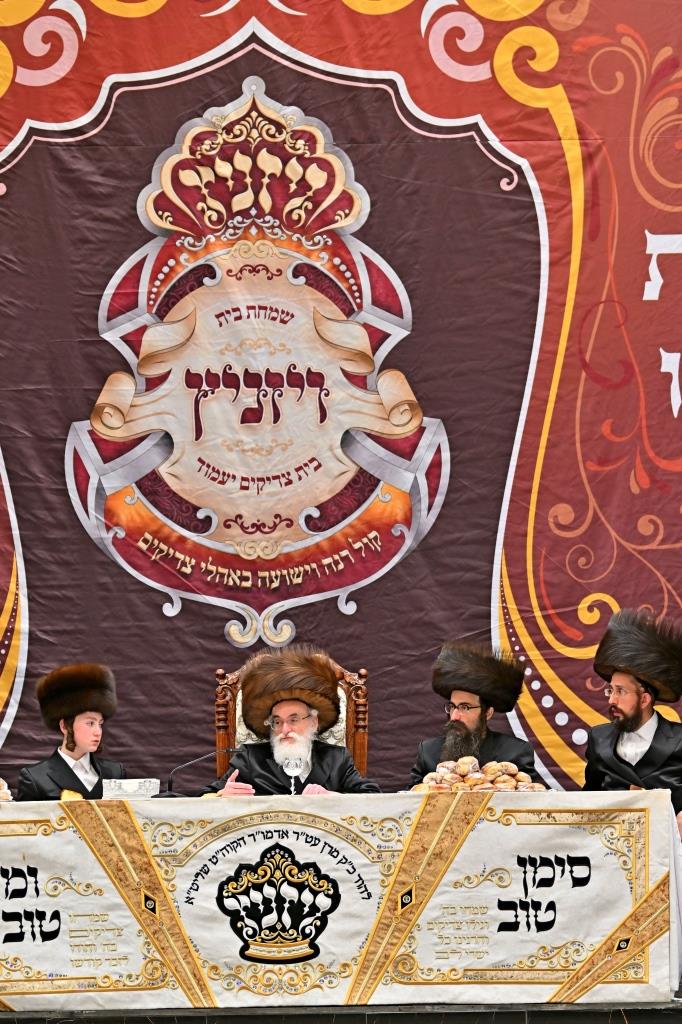 האדמו"ר מויזניץ בטיש לחיים לאחר התפילה