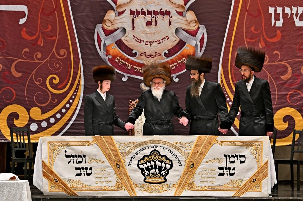 האדמו"ר מויזניץ בטיש לחיים לאחר התפילה