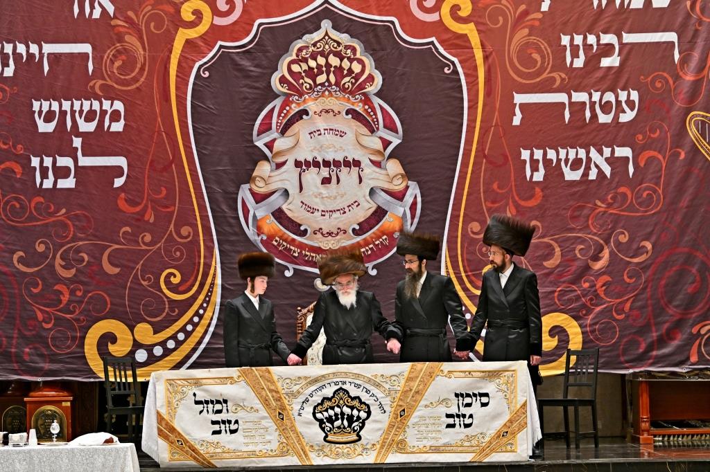 האדמו"ר מויזניץ בטיש לחיים לאחר התפילה