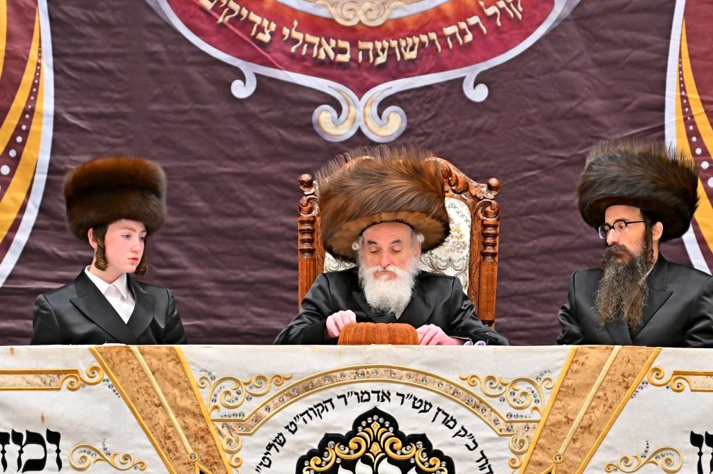 האדמו"ר מויזניץ בטיש לחיים לאחר התפילה