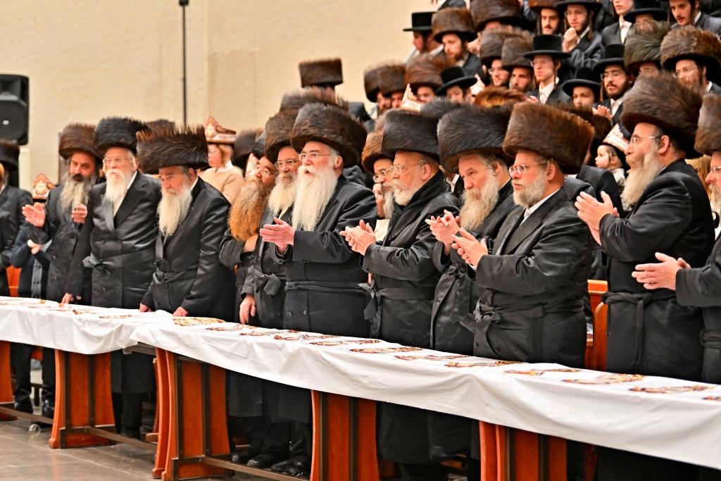 האדמו"ר מויזניץ בטיש לחיים לאחר התפילה