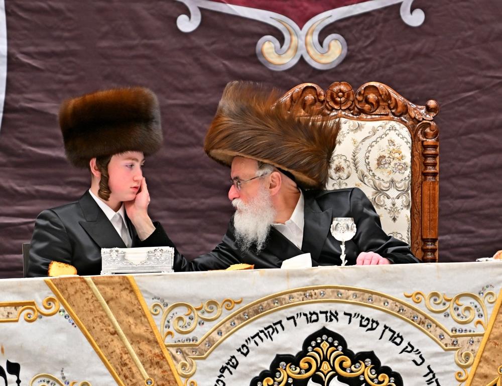 האדמו"ר מויזניץ בטיש לחיים לאחר התפילה