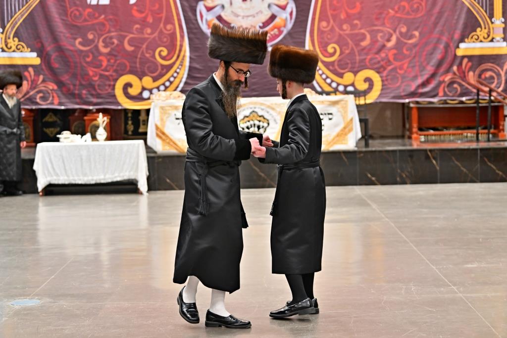 האדמו"ר מויזניץ בטיש לחיים לאחר התפילה