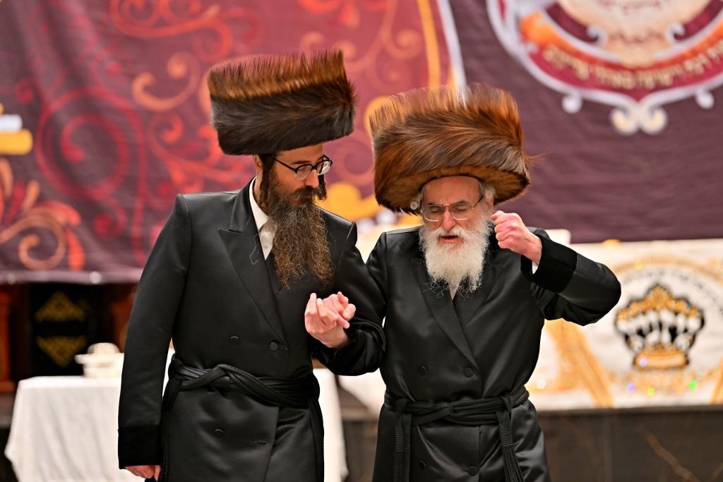 האדמו"ר מויזניץ בטיש לחיים לאחר התפילה