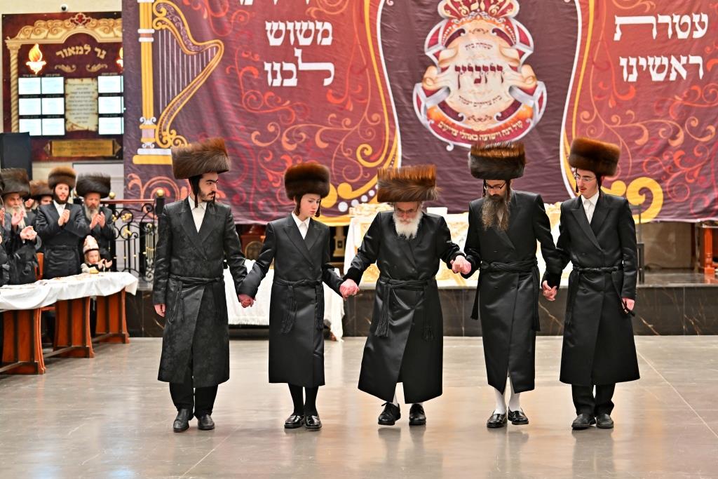 האדמו"ר מויזניץ בטיש לחיים לאחר התפילה