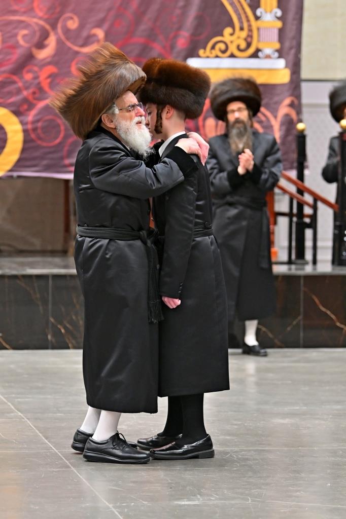 האדמו"ר מויזניץ בטיש לחיים לאחר התפילה