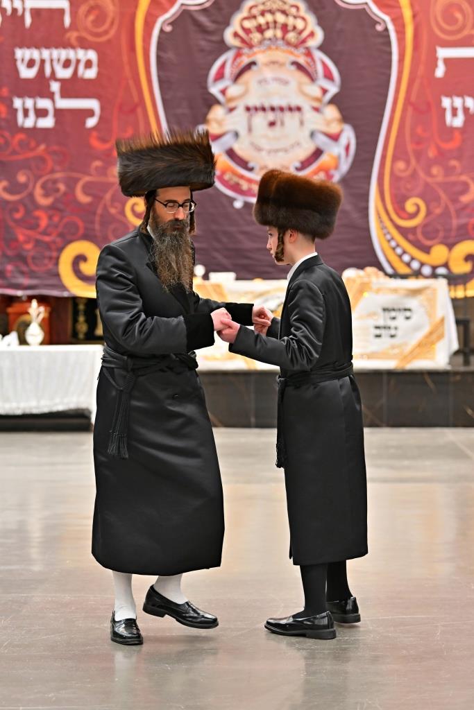 האדמו"ר מויזניץ בטיש לחיים לאחר התפילה