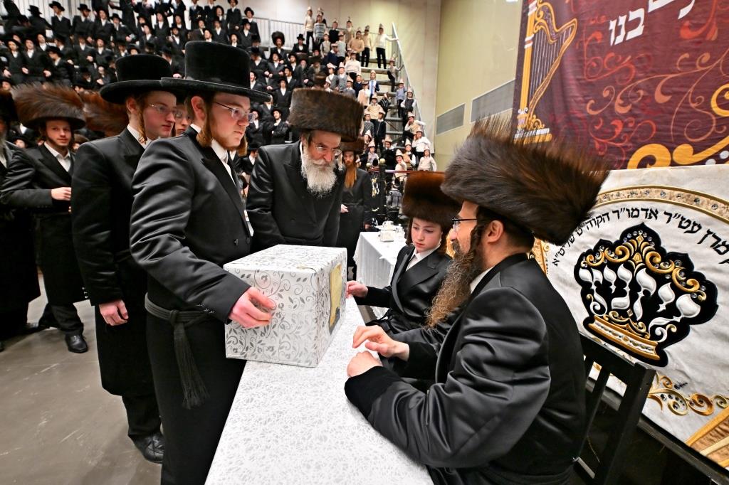 האדמו"ר מויזניץ בטיש לחיים לאחר התפילה